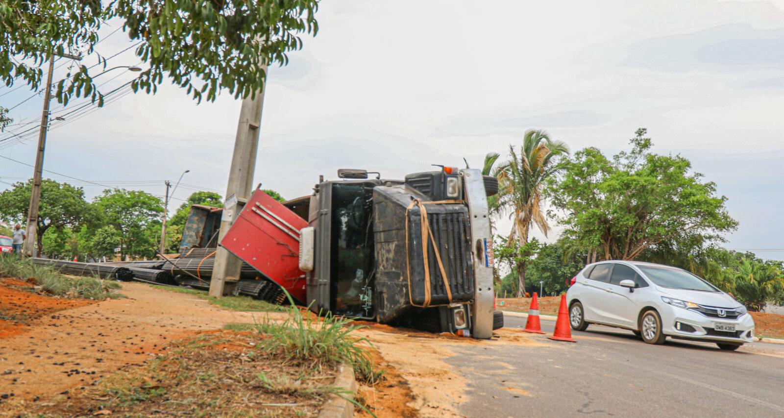 Carreta tomba ao contornar rotatória da NS 05 505 Sul em Palmas